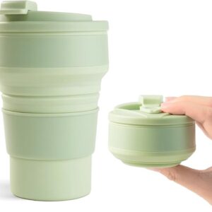 Groene opvouwbare koffiebeker, uitgeklapt en opgevouwen